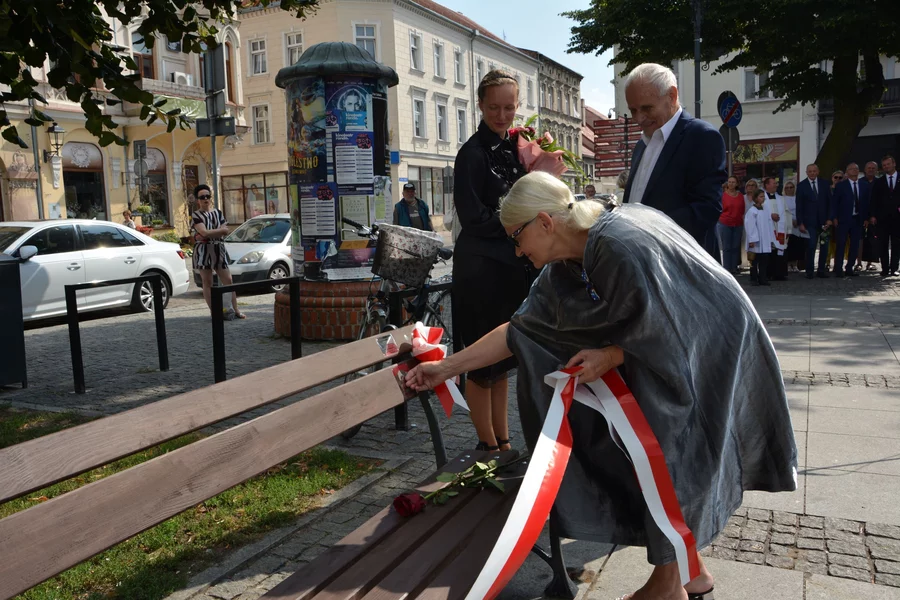 Uroczystość odsłonięcia ławeczki łączącej pokolenia w Chełmnie/ Fot. AW