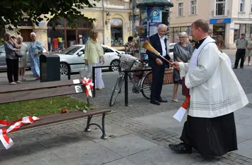 Uroczystość odsłonięcia ławeczki łączącej pokolenia w Chełmnie/ Fot. AW