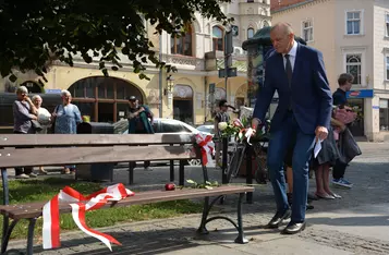 Uroczystość odsłonięcia ławeczki łączącej pokolenia w Chełmnie/ Fot. AW