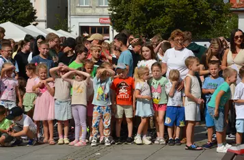 Uroczystość odsłonięcia ławeczki łączącej pokolenia w Chełmnie/ Fot. AW