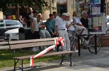 Uroczystość odsłonięcia ławeczki łączącej pokolenia w Chełmnie/ Fot. AW