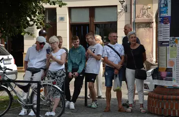 Uroczystość odsłonięcia ławeczki łączącej pokolenia w Chełmnie/ Fot. AW