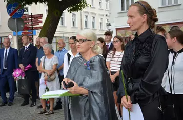 Uroczystość odsłonięcia ławeczki łączącej pokolenia w Chełmnie/ Fot. AW