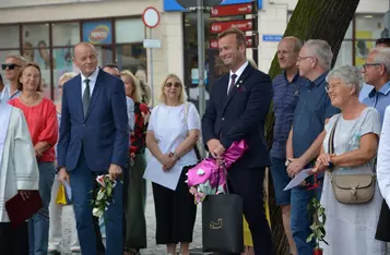 Uroczystość odsłonięcia ławeczki łączącej pokolenia w Chełmnie/ Fot. AW