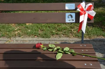 Uroczystość odsłonięcia ławeczki łączącej pokolenia w Chełmnie/ Fot. AW