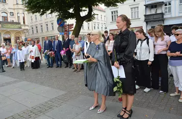 Uroczystość odsłonięcia ławeczki łączącej pokolenia w Chełmnie/ Fot. AW