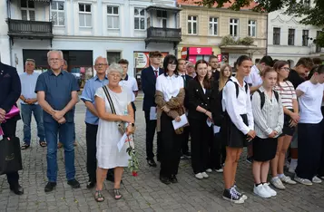 Uroczystość odsłonięcia ławeczki łączącej pokolenia w Chełmnie/ Fot. AW