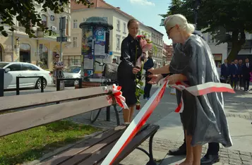 Uroczystość odsłonięcia ławeczki łączącej pokolenia w Chełmnie/ Fot. AW