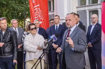 Marszałek Piotr Całbecki, prezes Anwilu Konrad Tajduś i prezydent Włocławka Krzysztof Kukucki prezentują na konferencji prasowe we Włocławku podpisany list intencyjny, fot. Mikołaj Kuras dla UMWKP