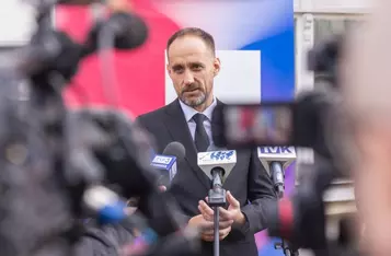 Marszałek Piotr Całbecki, prezes Anwilu Konrad Tajduś i prezydent Włocławka Krzysztof Kukucki prezentują na konferencji prasowe we Włocławku podpisany list intencyjny, fot. Mikołaj Kuras dla UMWKP