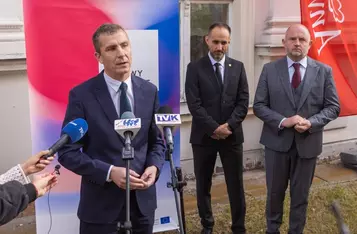 Marszałek Piotr Całbecki, prezes Anwilu Konrad Tajduś i prezydent Włocławka Krzysztof Kukucki prezentują na konferencji prasowe we Włocławku podpisany list intencyjny, fot. Mikołaj Kuras dla UMWKP