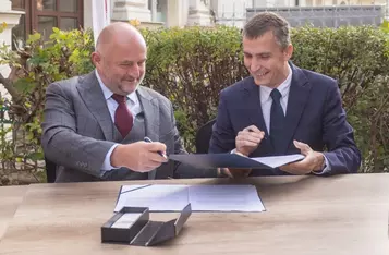 Marszałek Piotr Całbecki, prezes Anwilu Konrad Tajduś i prezydent Włocławka Krzysztof Kukucki prezentują na konferencji prasowe we Włocławku podpisany list intencyjny, fot. Mikołaj Kuras dla UMWKP