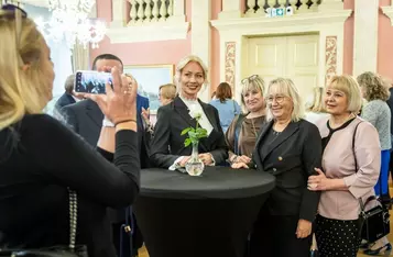 Marszałek Piotr Całbecki i Liderka Edukacji Elżbieta Dąbkowska podczas gali Dnia Edukacji Narodowej, fot. Szymon Zdziebło/tarantoga dla UMWK