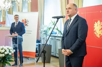 Marszałek Piotr Całbecki i Liderka Edukacji Elżbieta Dąbkowska podczas gali Dnia Edukacji Narodowej, fot. Szymon Zdziebło/tarantoga dla UMWK