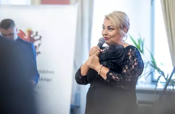 Marszałek Piotr Całbecki i Liderka Edukacji Elżbieta Dąbkowska podczas gali Dnia Edukacji Narodowej, fot. Szymon Zdziebło/tarantoga dla UMWK