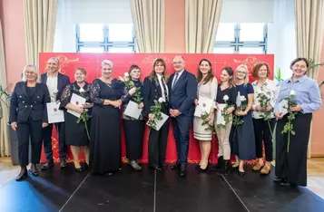 Marszałek Piotr Całbecki i Liderka Edukacji Elżbieta Dąbkowska podczas gali Dnia Edukacji Narodowej, fot. Szymon Zdziebło/tarantoga dla UMWK
