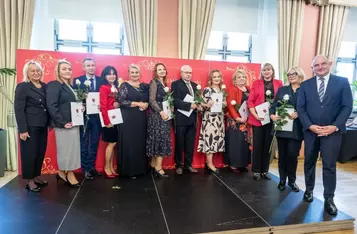 Marszałek Piotr Całbecki i Liderka Edukacji Elżbieta Dąbkowska podczas gali Dnia Edukacji Narodowej, fot. Szymon Zdziebło/tarantoga dla UMWK