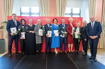 Marszałek Piotr Całbecki i Liderka Edukacji Elżbieta Dąbkowska podczas gali Dnia Edukacji Narodowej, fot. Szymon Zdziebło/tarantoga dla UMWK