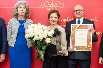 Marszałek Piotr Całbecki i Liderka Edukacji Elżbieta Dąbkowska podczas gali Dnia Edukacji Narodowej, fot. Szymon Zdziebło/tarantoga dla UMWK