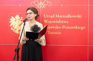 Marszałek Piotr Całbecki i Liderka Edukacji Elżbieta Dąbkowska podczas gali Dnia Edukacji Narodowej, fot. Szymon Zdziebło/tarantoga dla UMWK