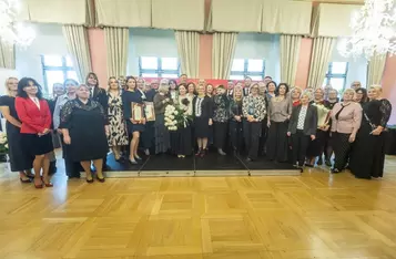 Marszałek Piotr Całbecki i Liderka Edukacji Elżbieta Dąbkowska podczas gali Dnia Edukacji Narodowej, fot. Szymon Zdziebło/tarantoga dla UMWK