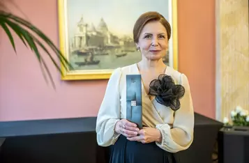 Marszałek Piotr Całbecki i Liderka Edukacji Elżbieta Dąbkowska podczas gali Dnia Edukacji Narodowej, fot. Szymon Zdziebło/tarantoga dla UMWK