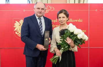 Marszałek Piotr Całbecki i Liderka Edukacji Elżbieta Dąbkowska podczas gali Dnia Edukacji Narodowej, fot. Szymon Zdziebło/tarantoga dla UMWK