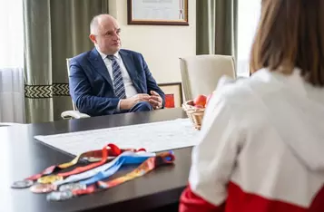 Spotkanie marszałka z zawodnikami Stowarzyszenia Sportów Wodnych Dragon Chełmno, fot. Szymon Zdziebło/tarantoga.pl dla UMWKP