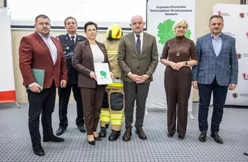 Przekazanie sprzętu dla OSP od Stowarzyszenia Salutaris, fot. Szymon Zdziebło/tarantoga.pl dla UMWKP