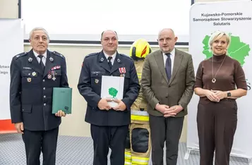 Przekazanie sprzętu dla OSP od Stowarzyszenia Salutaris, fot. Szymon Zdziebło/tarantoga.pl dla UMWKP