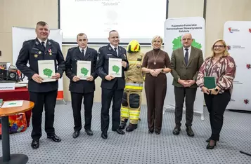 Przekazanie sprzętu dla OSP od Stowarzyszenia Salutaris, fot. Szymon Zdziebło/tarantoga.pl dla UMWKP