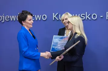 Wręczenie nagrody dla najlepszej terapeutki zajęciowej. Fot. Mikołaj Kuras dla UMWKP