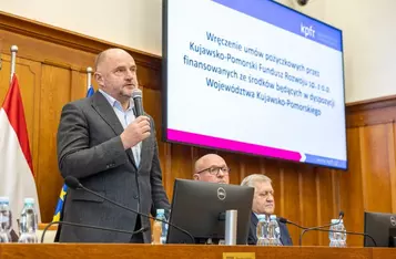 Wręczenie umów pożyczek pomocowych KPFR, fot. Szymon Zdziebło/tarantoga.pl dla UMWKP