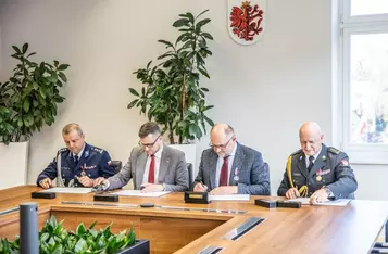 Podpisanie listu intencyjnego ws. rozbudowy systemu radiokomunikacyjnego, fot. Andrzej Goiński/UMWKP