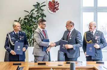 Podpisanie listu intencyjnego ws. rozbudowy systemu radiokomunikacyjnego, fot. Andrzej Goiński/UMWKP