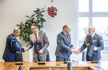 Podpisanie listu intencyjnego ws. rozbudowy systemu radiokomunikacyjnego, fot. Andrzej Goiński/UMWKP