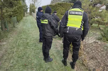 Policjanci skontrolowali pustostany i działki w Chełmnie/ Fot. KPP Chełmno
