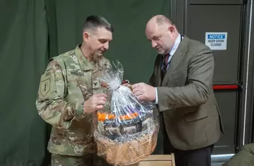 Marszałek Piotr Całbecki z wizytą w stacjonującej w Toruniu brygadzie artylerii, fot. Mikołaj Kuras dla UMWKP