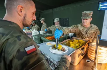 Marszałek Piotr Całbecki z wizytą w stacjonującej w Toruniu brygadzie artylerii, fot. Mikołaj Kuras dla UMWKP