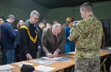 Marszałek Piotr Całbecki z wizytą w stacjonującej w Toruniu brygadzie artylerii, fot. Mikołaj Kuras dla UMWKP