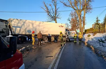 Pod Chełmnem bus zderzył się z ciężarówką/ Fot. OSP Unisław