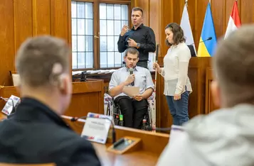 XV sesja osób z niepełnosprawnościami, fot. Szymon Zdziebło/tarantoga.pl dla UMWKP