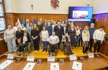 XV sesja osób z niepełnosprawnościami, fot. Szymon Zdziebło/tarantoga.pl dla UMWKP