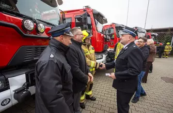 Przekazanie wozów ratowniczo-gaśniczych, fot. Mikołaj Kuras dla UMWKP