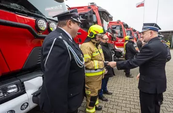Przekazanie wozów ratowniczo-gaśniczych, fot. Mikołaj Kuras dla UMWKP