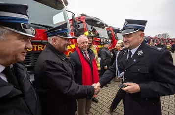 Przekazanie wozów ratowniczo-gaśniczych, fot. Mikołaj Kuras dla UMWKP
