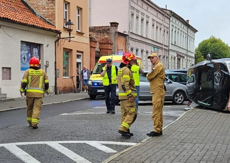 Zbigniew W. taranował autem ludzi na chodnikach w centrum Chełmna. Do szpitala trafiło 5 osób/ Fot. KP PSP Chełmno 