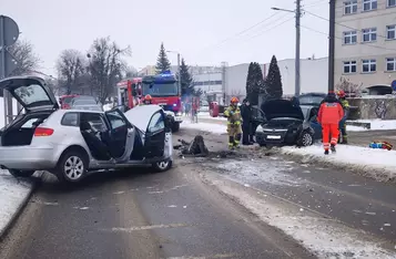 Auta osobowe zderzyły się w centrum Chełmna/ Fot. KP PSP Chełmno