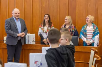 Spotkanie marszałka Piotra Całbeckiego z dziećmi z klubu młodzieżowego z Węgierska, fot. Mikołaj Kuras dla UMWKP