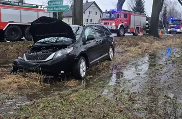 Pod Świeciem kierowca toytoty uderzył w drzewo/ Fot. KPP Świecie
